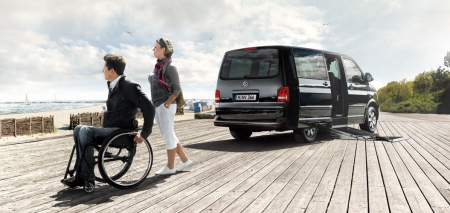 Prominenter Besuch bei Volkswagen Nutzfahrzeuge auf der REHACARE.