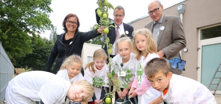 Buddeln, pflanzen, gießen: Ferienaktion bei Volkswagen Nutzfahrzeuge.