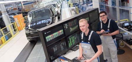 Auszubildende machen sich fit für Industrie 4.0.